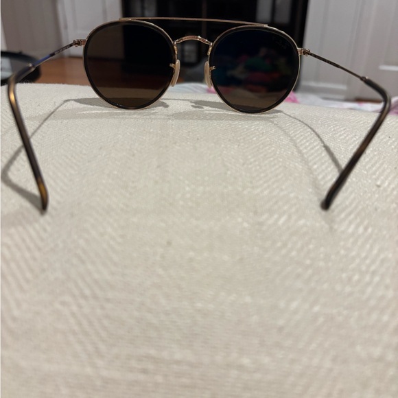 Polarized Ray-Ban Gold Frame Sunglasses with Black Case - Picture 2 of 2
